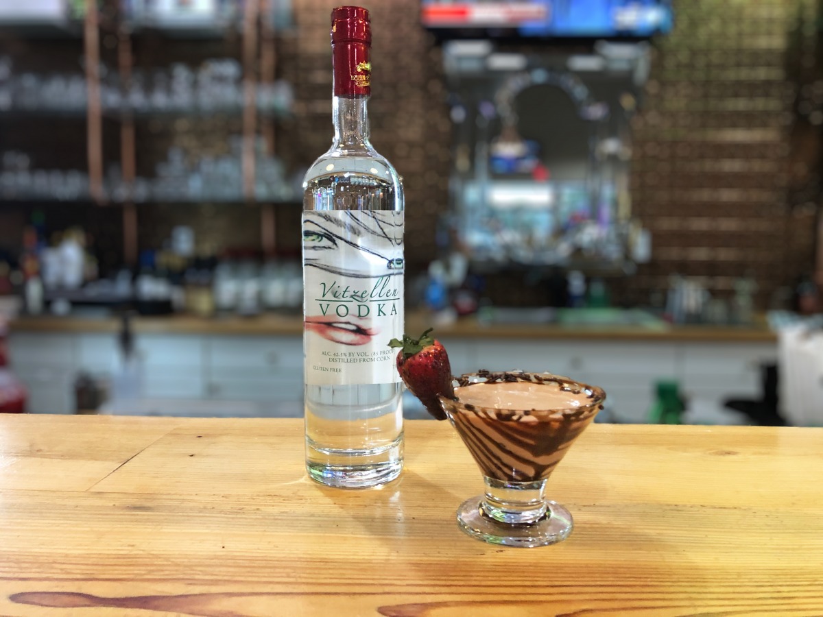 https://boguesounddistillery.com/wp-content/uploads/2021/02/choc-covered-starwberry-martini.jpg